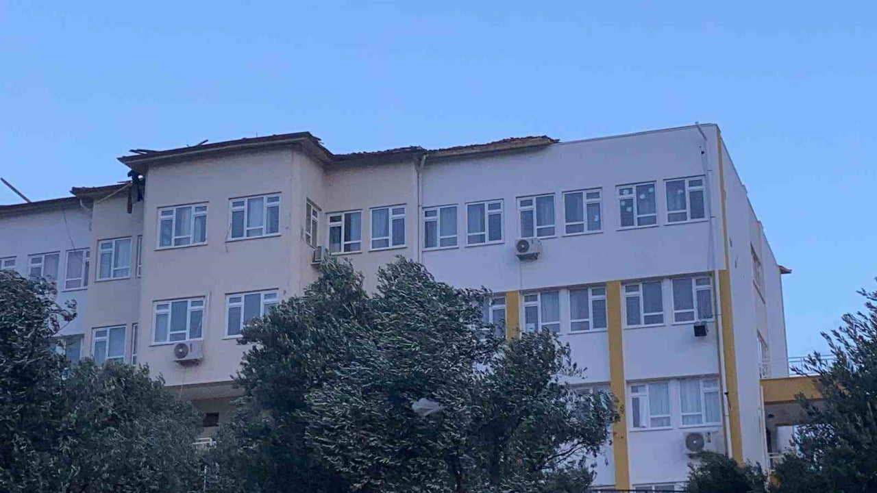 ANTALYA’NIN KAŞ İLÇESİ KALKAN MAHALLESİ’NDE, DÜN GECE ETKİLİ OLAN ŞİDDETLİ RÜZGAR NEDENİYLE BİR...