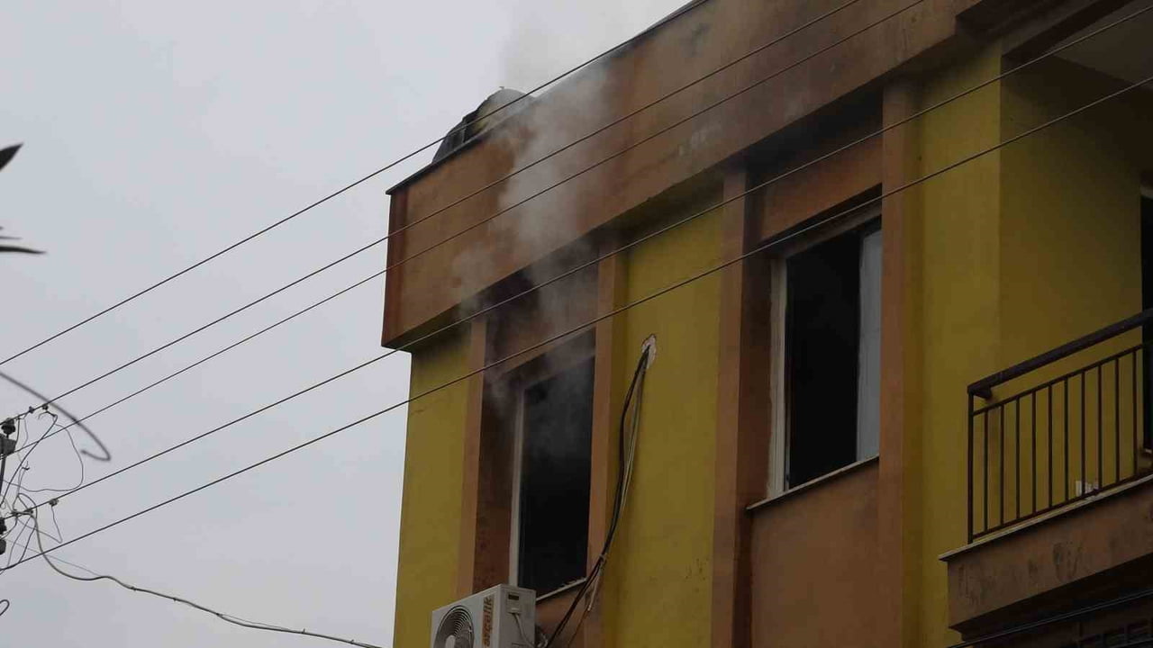 ANTALYA’NIN KEPEZ İLÇESİNDE BİR APARTMANIN 3’ÜNCÜ KATINDA ÇIKAN YANGIN PANİĞE NEDEN OLDU. BACANIN...