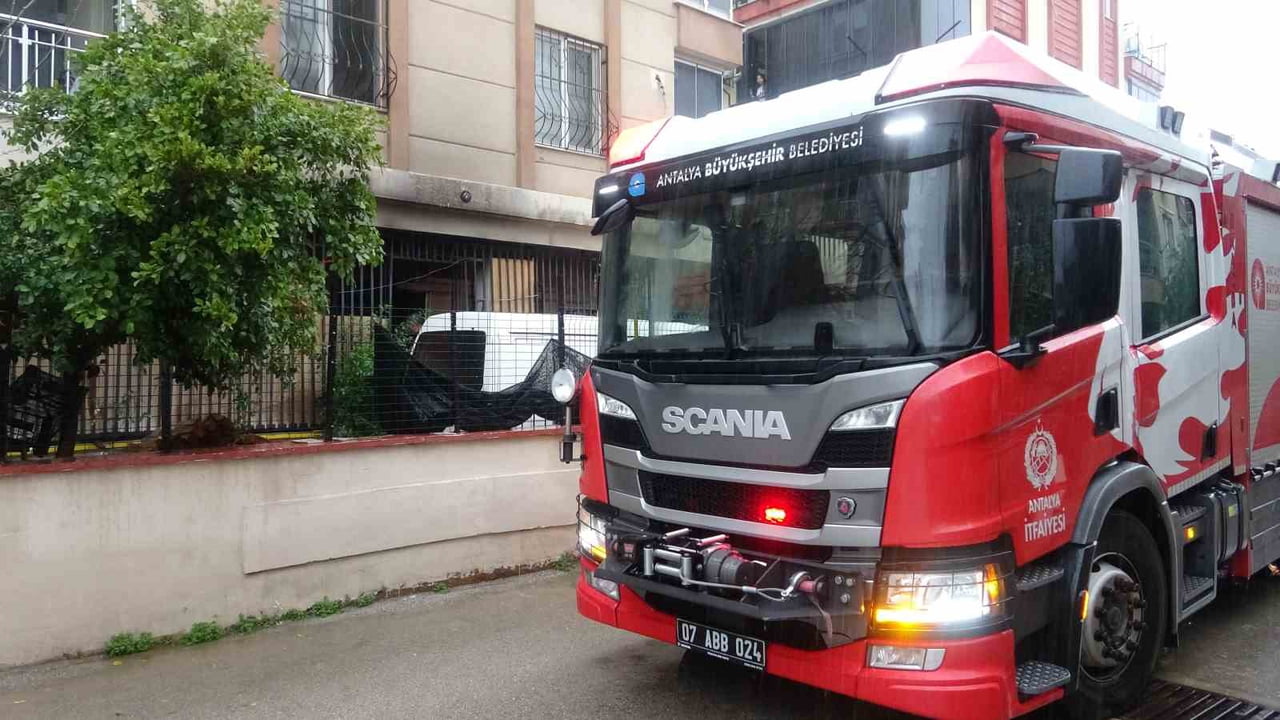 ANTALYA’NIN KEPEZ İLÇESİNDE BİR İKAMETİN ZEMİN KATINDA ELEKTRİK AKSAMINDAN KAYNAKLI ÇIKAN KÜÇÜK...