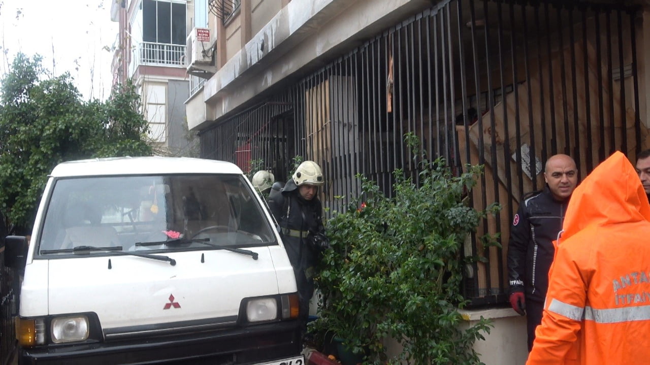 ANTALYA’NIN KEPEZ İLÇESİNDE BİR İKAMETİN ZEMİN KATINDA ELEKTRİK AKSAMINDAN KAYNAKLI ÇIKAN KÜÇÜK...