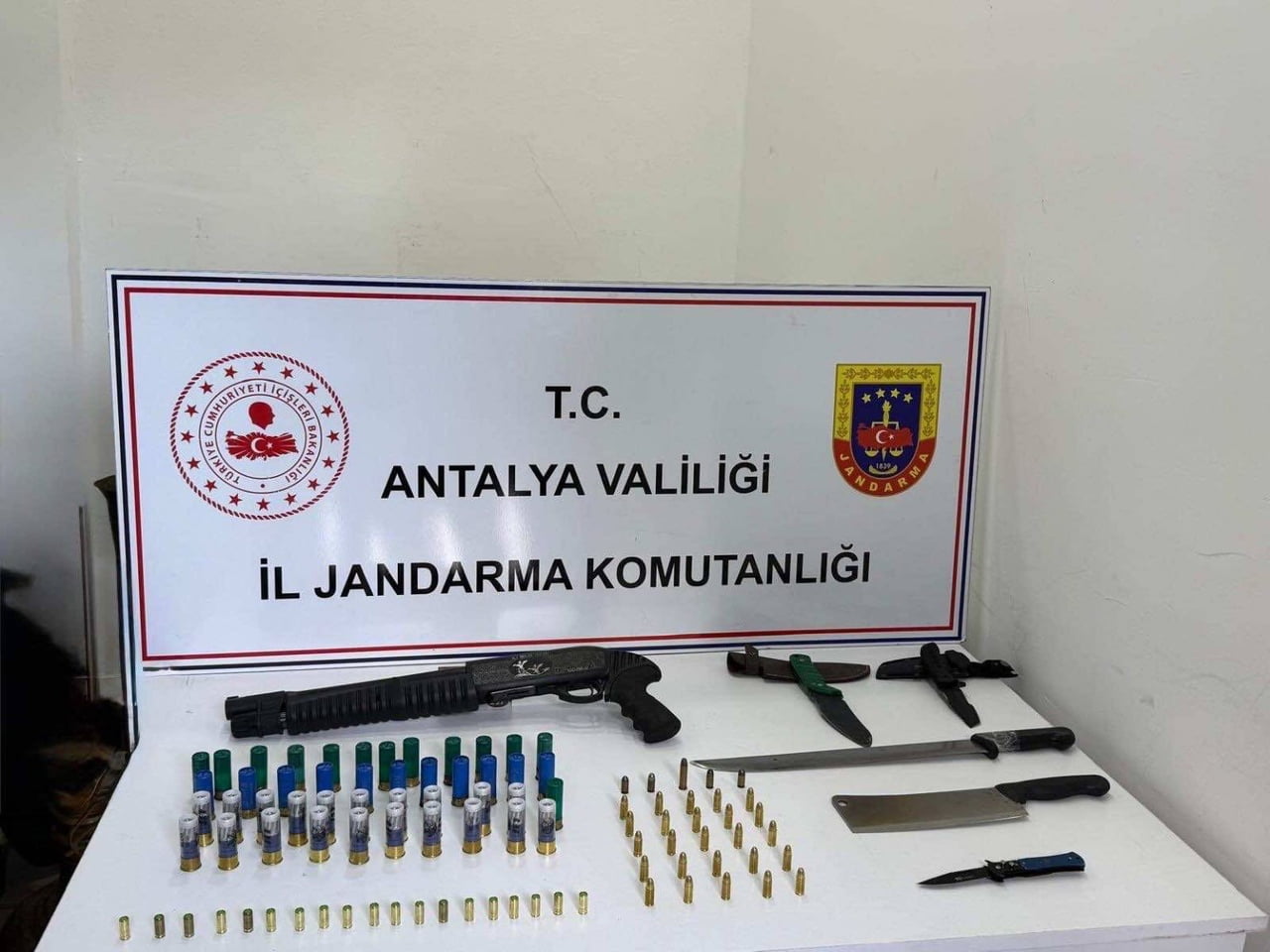 ANTALYA’NIN KEPEZ İLÇESİNDE JANDARMANIN DÜZENLENDİĞİ OPERASYONDA RUHSATSIZ AV TÜFEĞİ, FİŞEKLER VE...