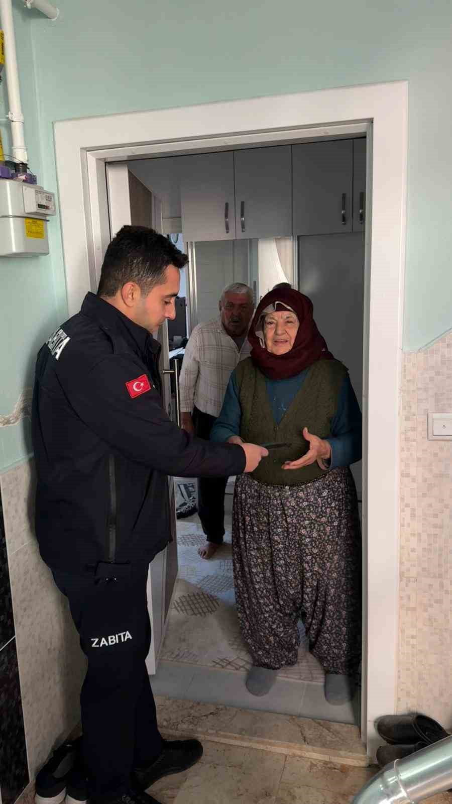 ANTALYA’NIN KEPEZ İLÇESİNDE TEOMANPAŞA KAPALI SEMT PAZARI’NDA ALIŞVERİŞ YAPAN 75 YAŞINDAKİ FATMA...