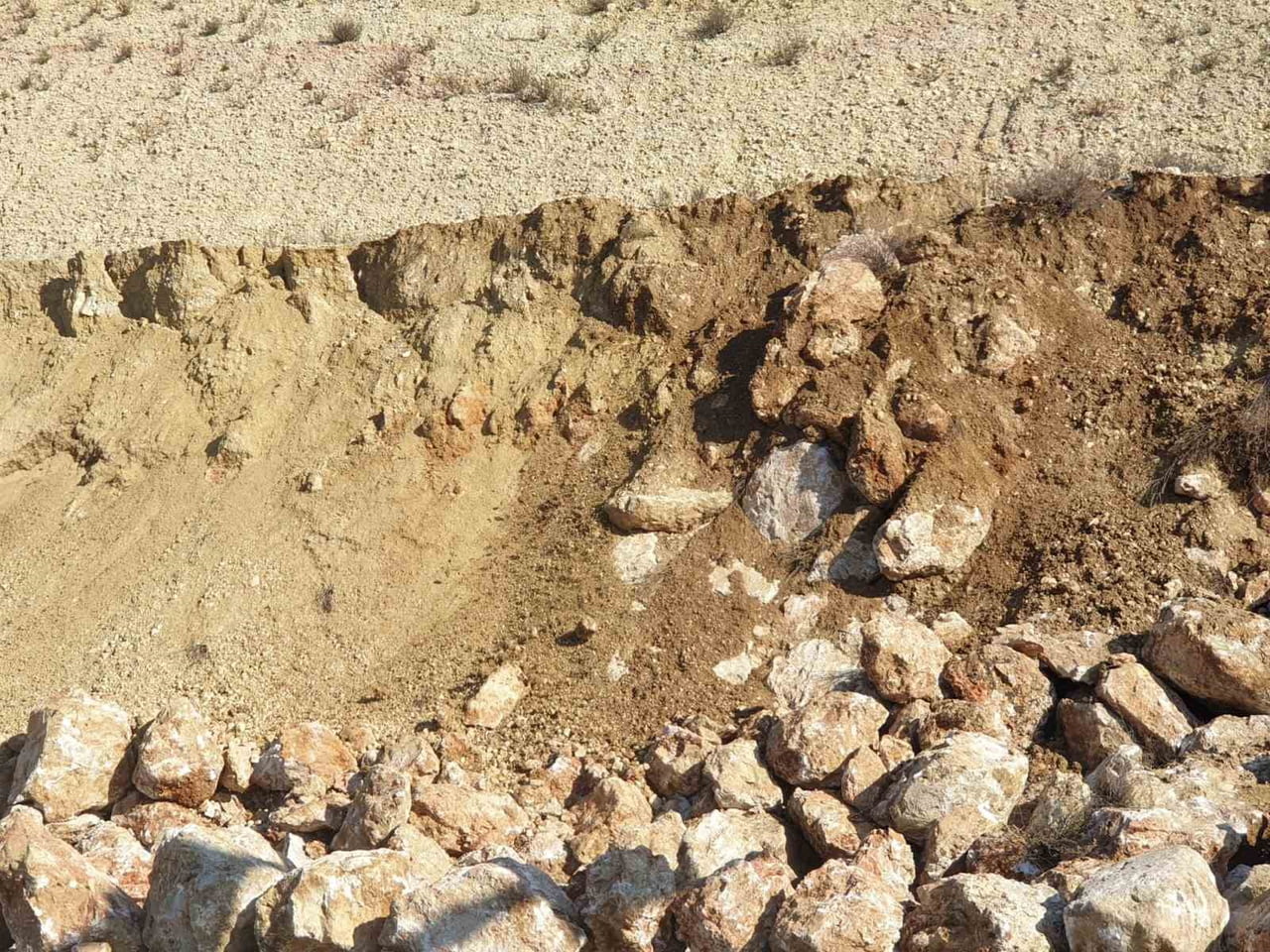 ANTALYA’NIN KUMLUCA İLÇESİNDE MEYDANA GELEN TOPRAK KAYMASI NEDENİYLE DAHA ÖNCE HEYELAN ÖNLEMİ İÇİN...