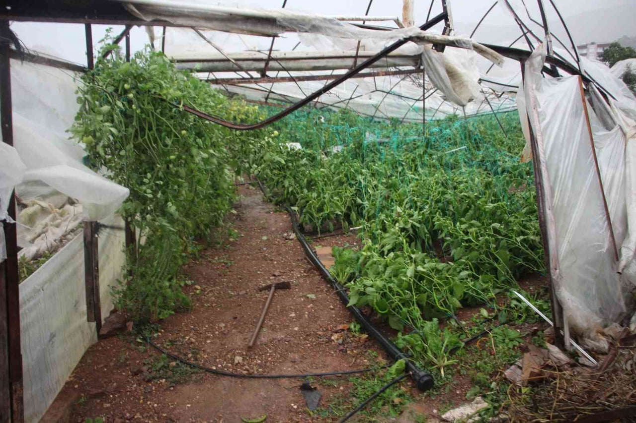 ANTALYA’NIN KUMLUCA İLÇESİNDE SAĞANAK YAĞIŞ VE FIRTINAYLA BİRLİKTE DENİZDE OLUŞAN HORTUM KARAYA...