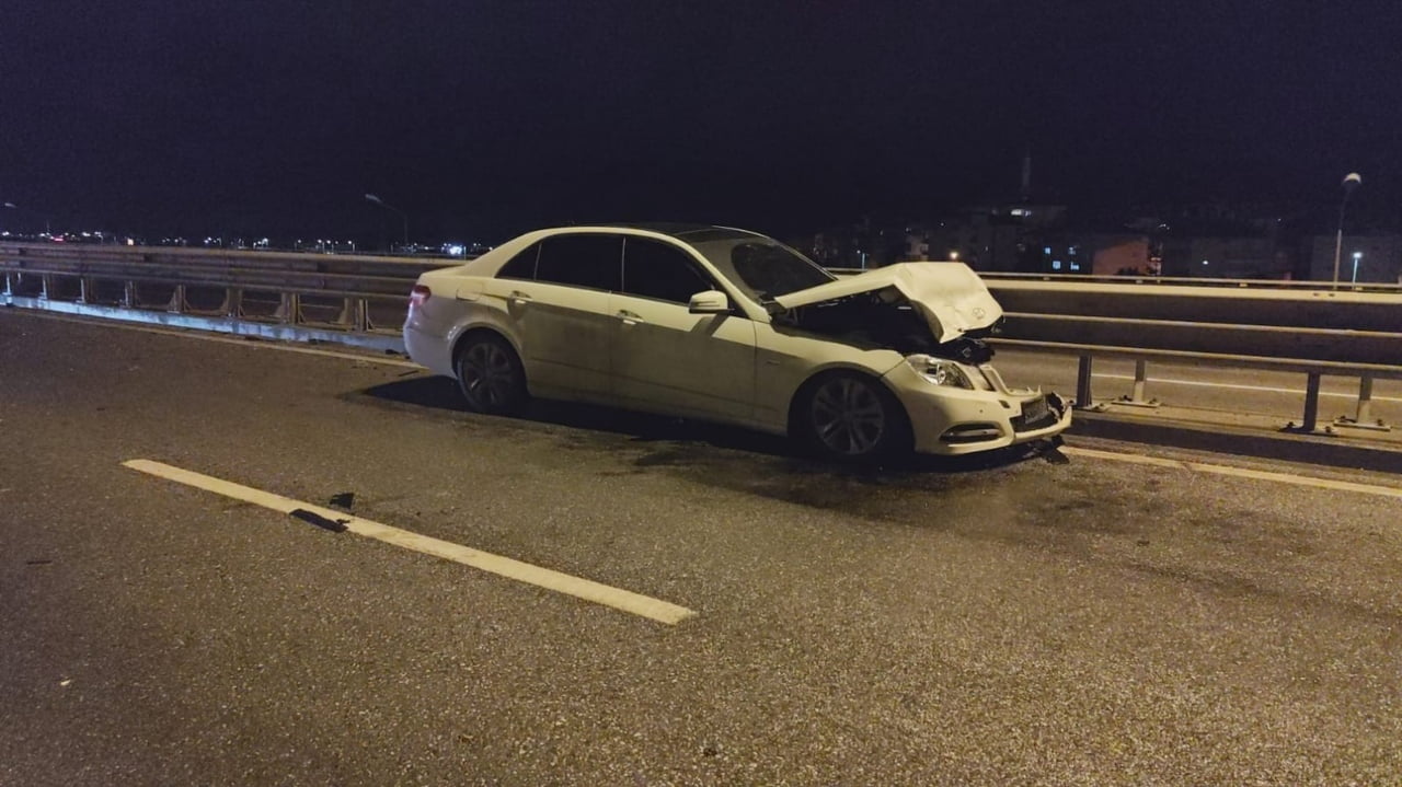 ANTALYA’NIN MANAVGAT İLÇESİ SORGUN-OTOGAR KÖPRÜLÜ KAVŞAĞINDA MEYDANA GELEN 3 ARAÇLI ZİNCİRLEME...