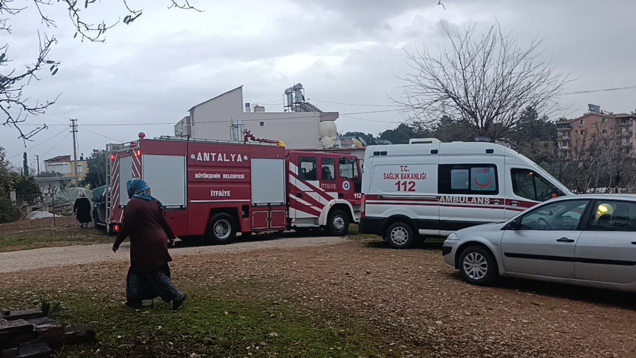 ANTALYA’NIN MANAVGAT İLÇESİNDE 2 KATLI BİNANIN 2. KATINDA BACADAN DÜŞEN KIVILCIMDAN ÇIKAN YANGIN...