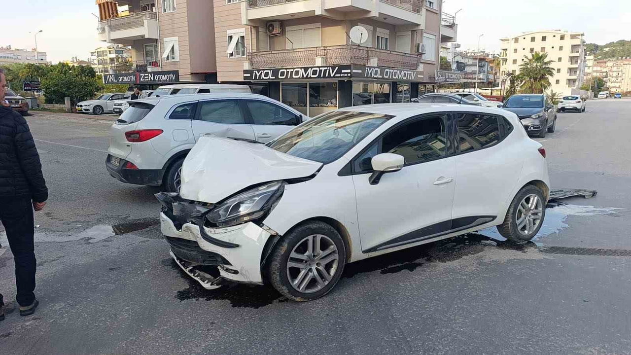 ANTALYA’NIN MANAVGAT İLÇESİNDE 2 OTOMOBİLİN ÇARPIŞMASI SONUCU MEYDANA GELEN TRAFİK KAZASINDA ANNE...
