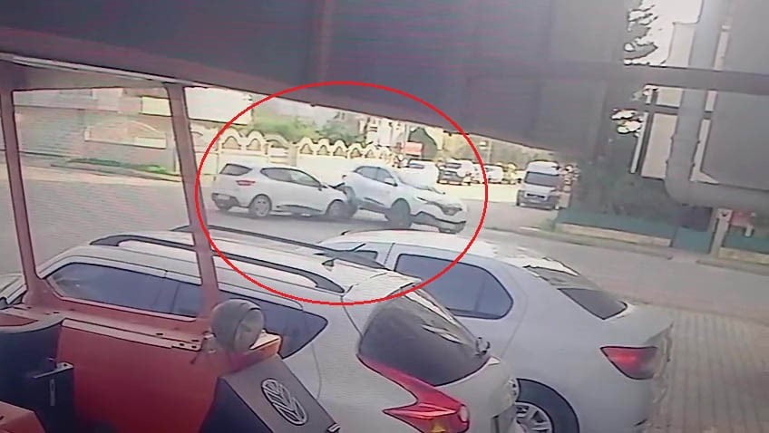 ANTALYA’NIN MANAVGAT İLÇESİNDE 2 OTOMOBİLİN ÇARPIŞMASI SONUCU MEYDANA GELEN TRAFİK KAZASINDA ANNE...