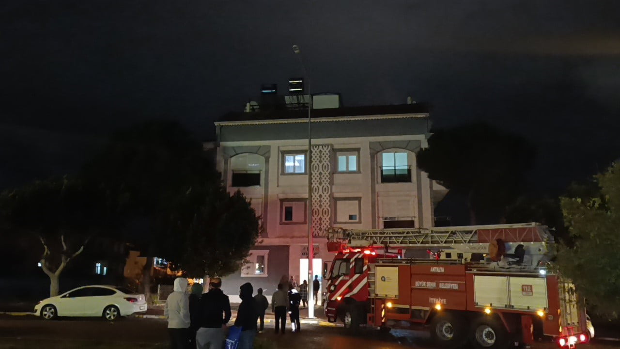 ANTALYA’NIN MANAVGAT İLÇESİNDE BİNANIN BACASINDAN ÇIKAN KIVILCIMLARI GÖREN VATANDAŞLAR YANGIN...