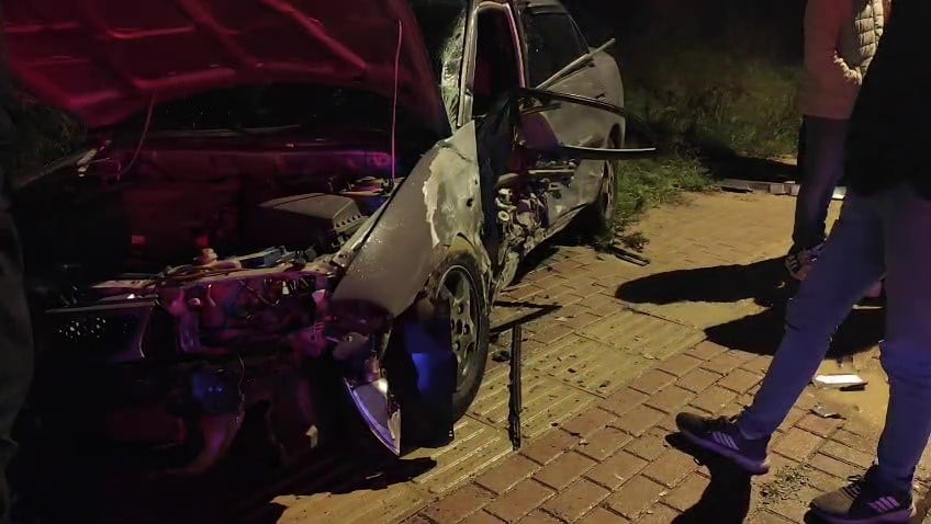 ANTALYA’NIN MANAVGAT İLÇESİNDE DİREKSİYON HAKİMİYETİNİ KAYBEDEN SÜRÜCÜ YOL KENARINDA Kİ DİREĞE...