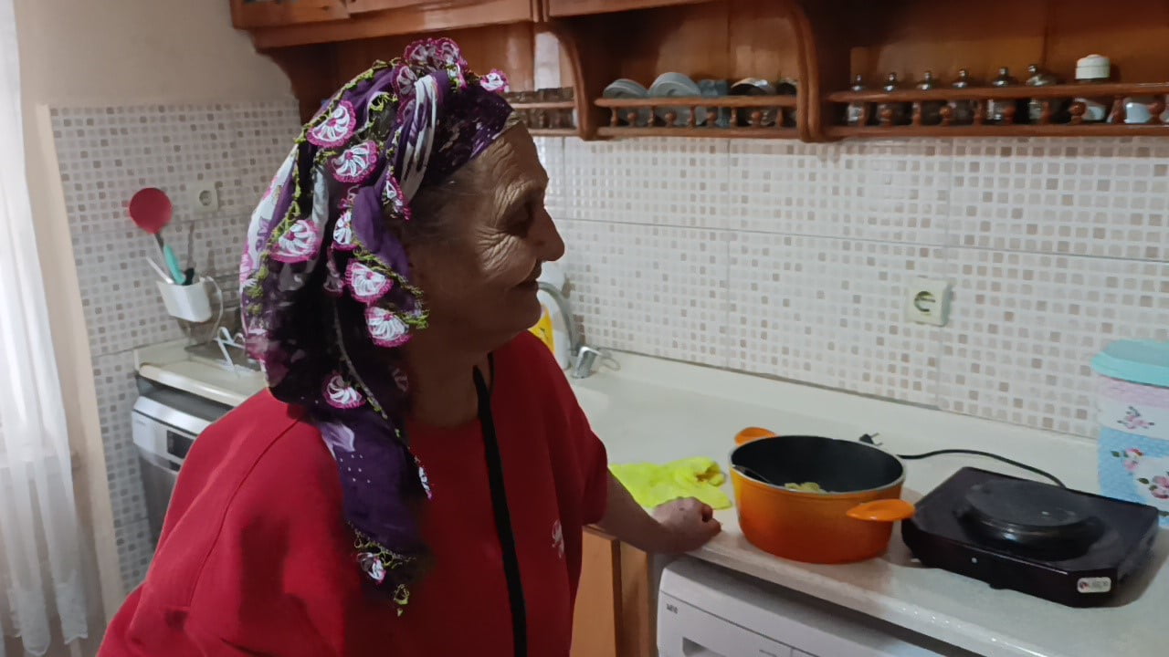 ANTALYA’NIN MANAVGAT İLÇESİNDE EVİN ANAHTARI ALMAYI UNUTUP EKMEK ALMAYA ÇIKIP KAPIYI KAPATAN YAŞLI...