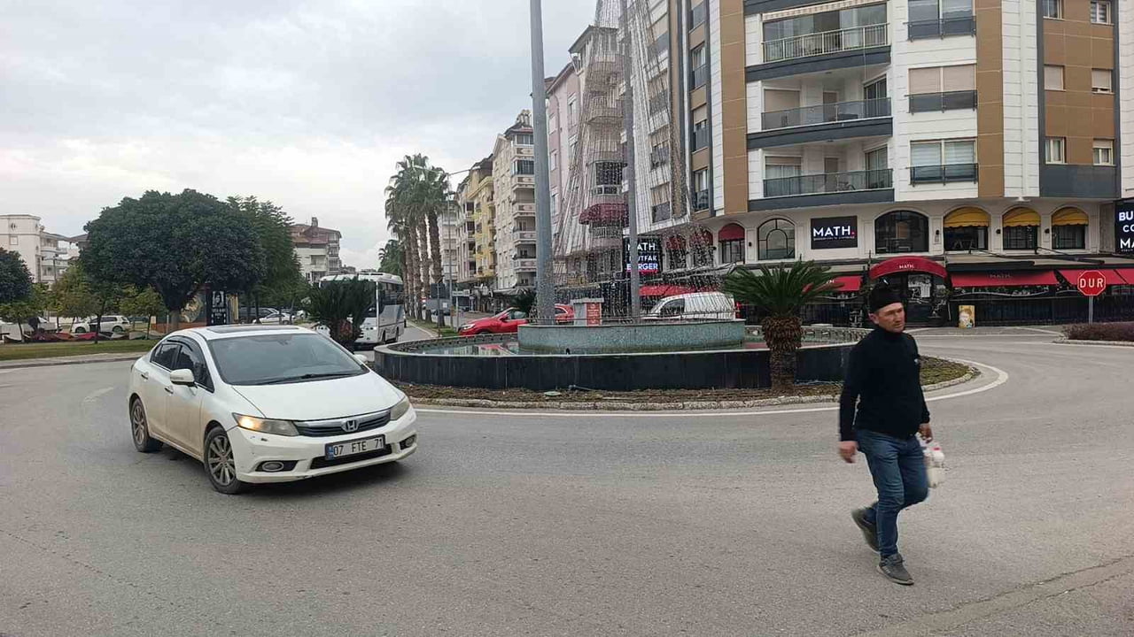 ANTALYA’NIN MANAVGAT İLÇESİNDE HAVUZLU KAVŞAKTA MOTOSİKLETİN DEVRİLMESİ SONUCU MEYDANA GELEN...