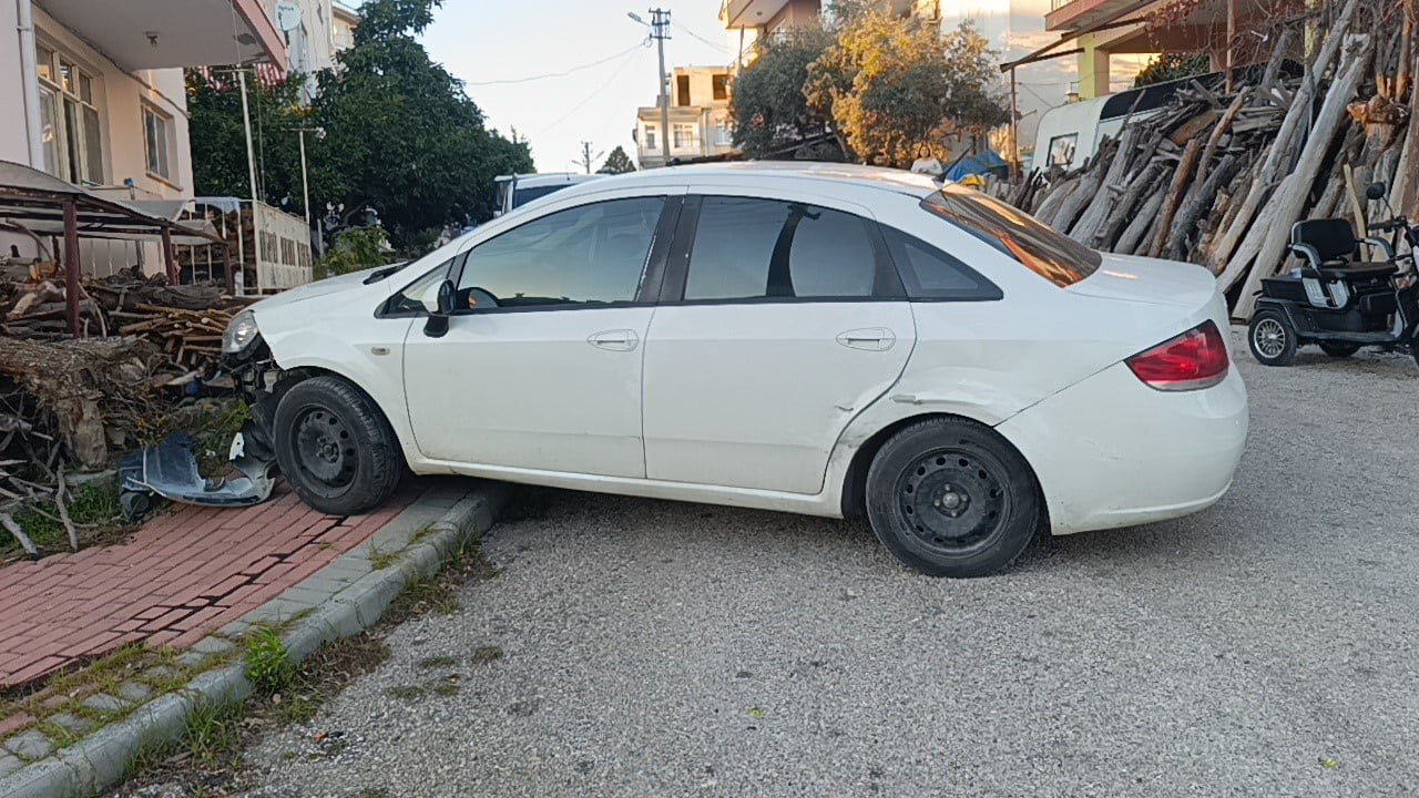 ANTALYA’NIN MANAVGAT İLÇESİNDE KONTROLSÜZ KAVŞAKTA 2 OTOMOBİLİN ÇARPIŞMASI SONUCU MEYDANA GELEN...