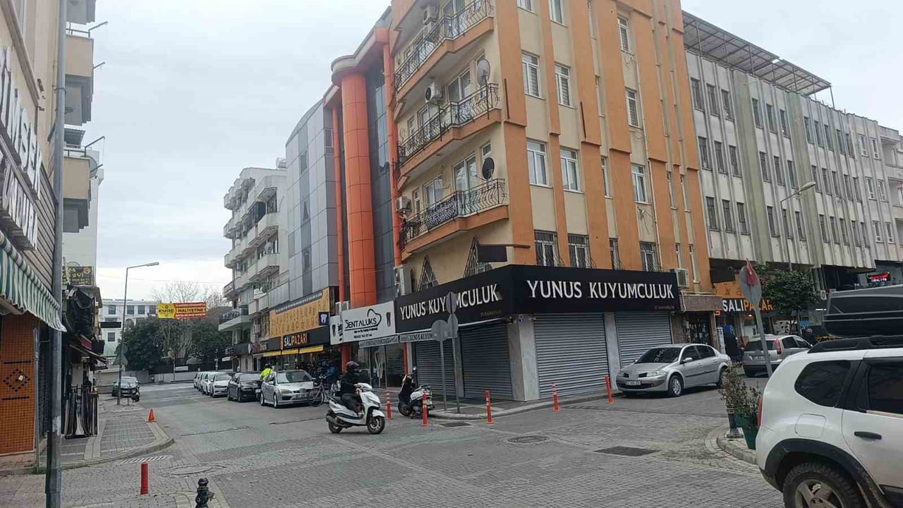 ANTALYA’NIN MANAVGAT İLÇESİNDE OTOMOBİL İLE MOTOSİKLETİN ÇARPIŞMASI SONUCU MEYDANA GELEN KAZADA...