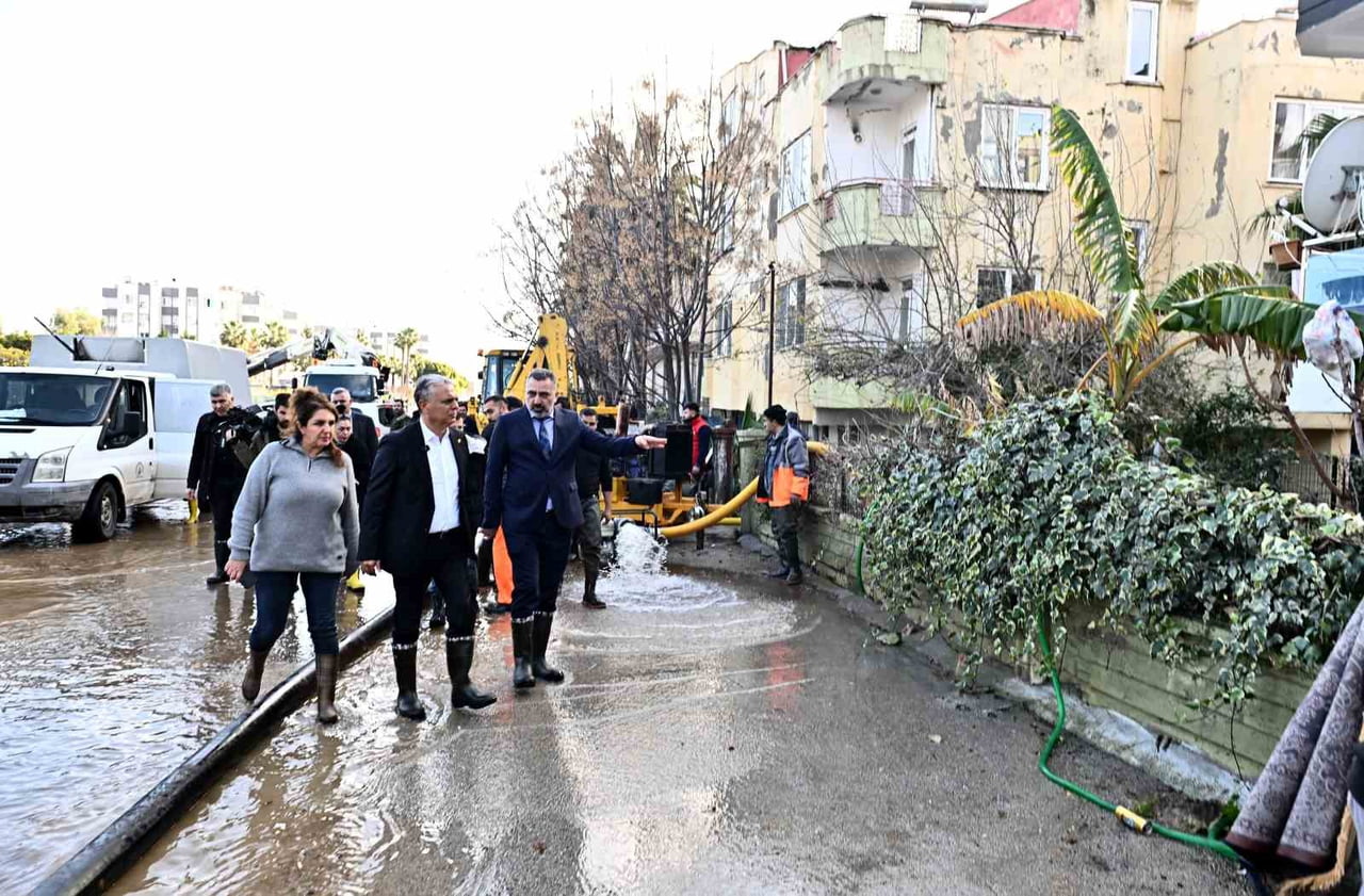 ANTALYA’NIN MURATPAŞA İLÇESİNE BAĞLI ERMENEK MAHALLESİ’NDE ETKİLİ OLAN ŞİDDETLİ YAĞIŞLAR, CADDE VE...