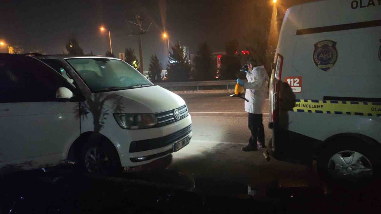 ANTALYA’NIN SERİK CADDESİNDE BİR KİŞİ, SAATLERDİR PARK HALİNDE OLAN OTOMOBİLİNİN İÇİNDE ÖLÜ...