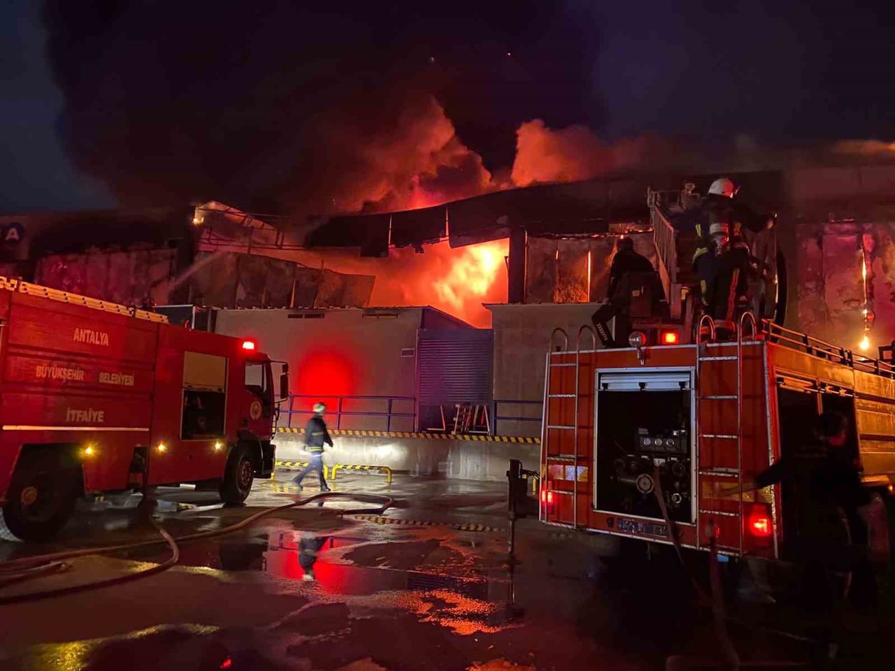 ANTALYA’NIN SERİK İLÇESİNDE BİR MARKETE AİT DEPODA ÇIKAN YANGIN  BÖLGEDE BÜYÜK PANİĞE NEDEN OLDU....