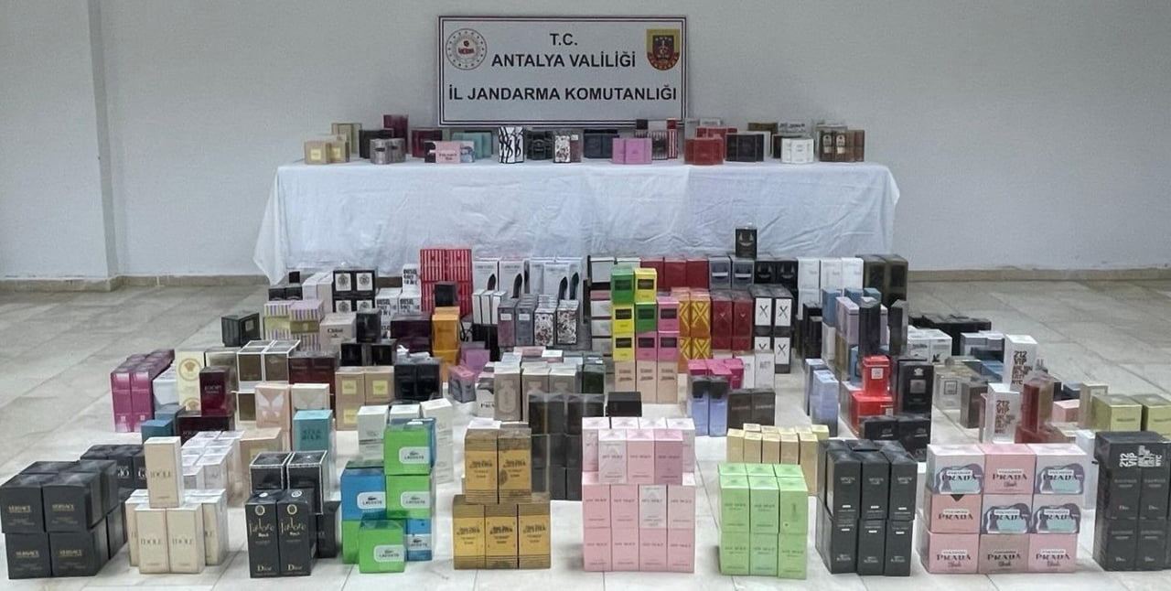 ANTALYA’NIN SERİK İLÇESİNDE DURDURULAN BİR ARAÇTA 3 BİN 450 ADET GÜMRÜK KAÇAĞI PARFÜM ELE...