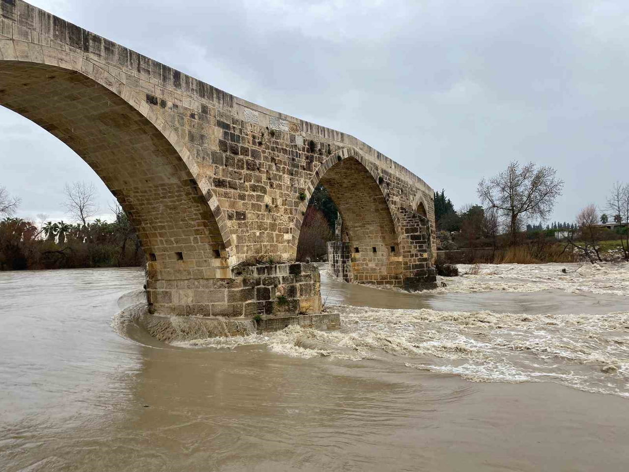 ANTALYA’NIN SERİK İLÇESİNDE ETKİLİ OLAN SAĞANAK YAĞIŞ, KÖPRÜÇAYI IRMAĞI’NIN DEBİSİNİN YÜKSELMESİNE...