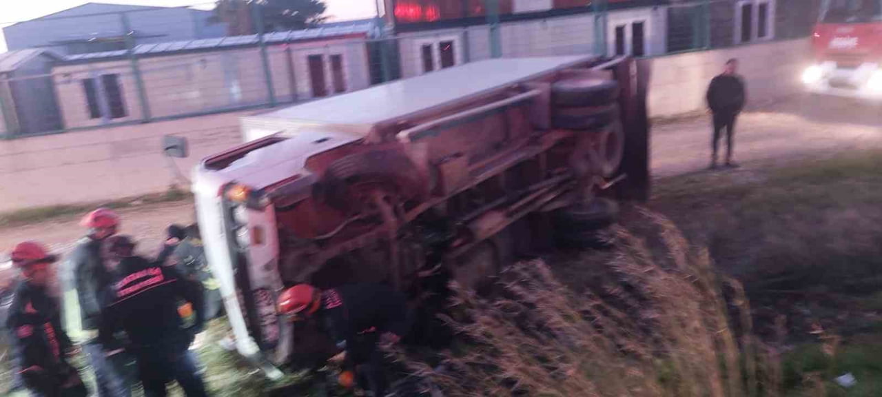 ANTALYA’NIN SERİK İLÇESİNDE KONTROLDEN ÇIKAN KAMYONETİN ŞARAMPOLE DEVRİLMESİ SONUCU SÜRÜCÜ ARACIN...