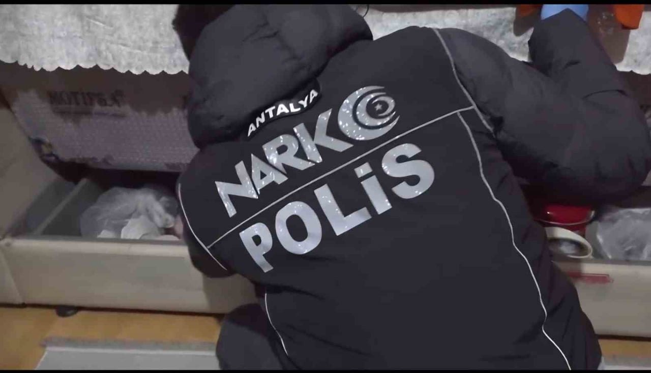ANTALYA’NIN SERİK İLÇESİNDE POLİSİN 32 ADRESE DÜZENLEDİĞİ EŞ ZAMANLI OPERASYONLARDA 25 ŞÜPHELİ...