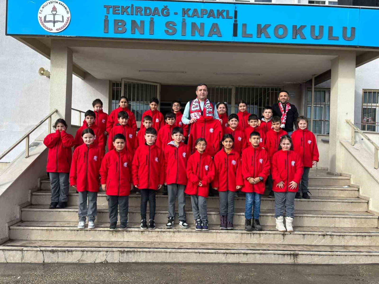 ANTALYASPOR YÖNETİMİ, TEKİRDAĞ'IN KAPAKLI İLÇESİNDE BULUNAN İBNİ SİNA İLKOKULU ÖĞRENCİLERİNE POLAR...