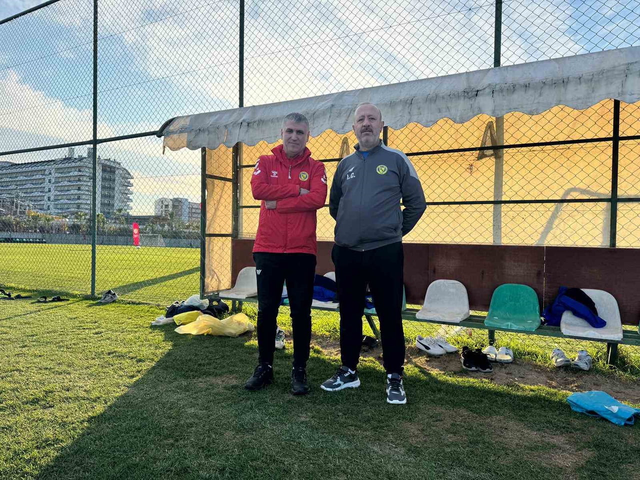 ANTRENÖR SAVAŞ AKGÜN, ANTALYA KAMPINI DEĞERLENDİRDİ SOLDAKİ SAĞDAKİ YARDIMCI ANTRENÖR