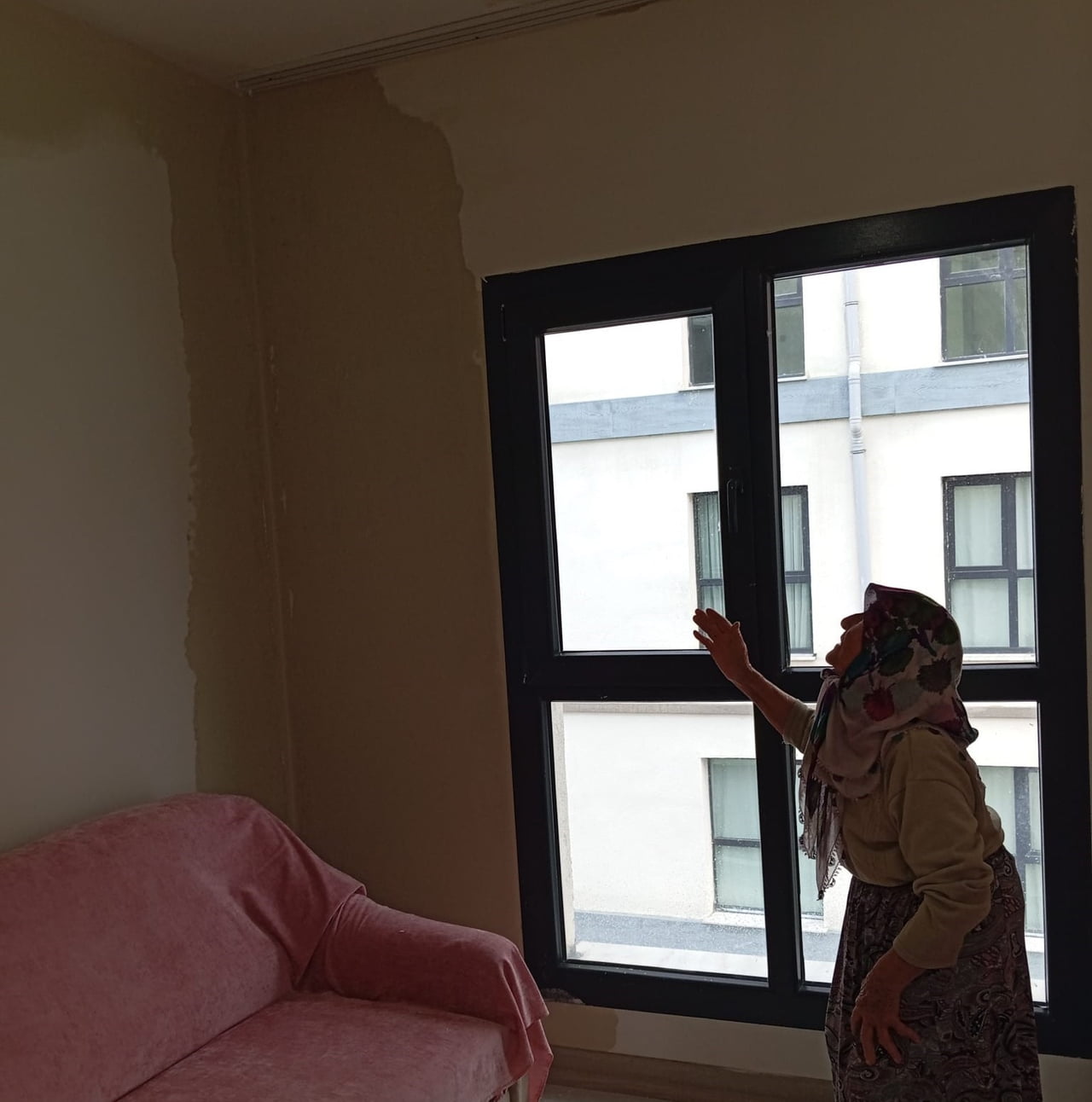 APARTMAN DAİRELERİNİN HER YERİNDEN SU SIZMAYA BAŞLADI