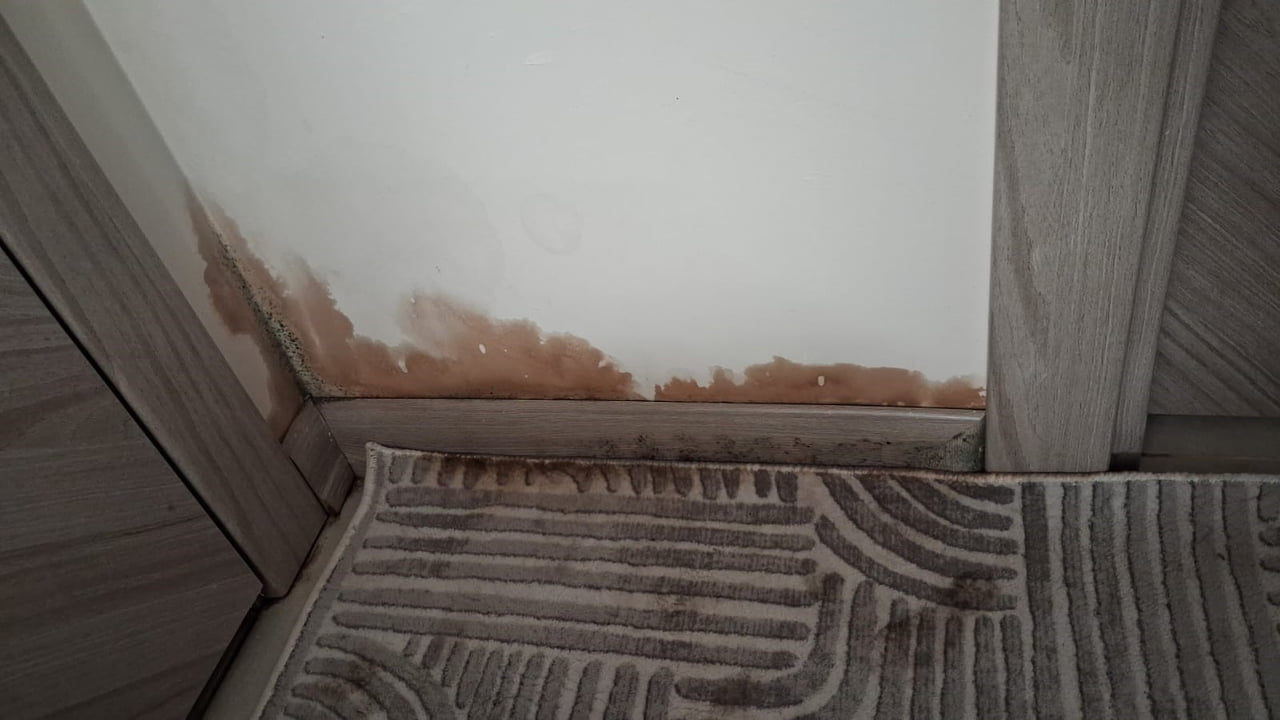 APARTMAN DAİRELERİNİN HER YERİNDEN SU SIZMAYA BAŞLADI