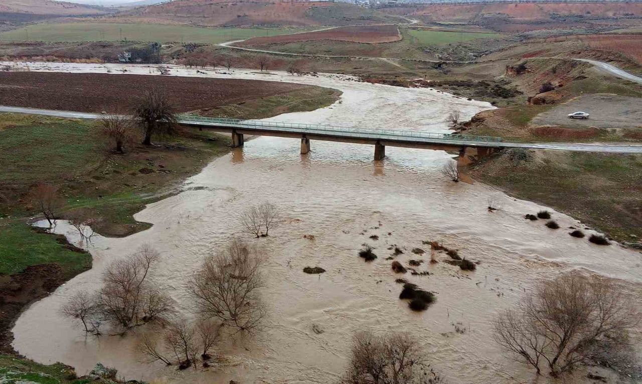 ARABAN'DAKİ YAĞIŞLAR, KARASU VE SITMA PINAR ÇAYININ SU SEVİYESİNİ YÜKSELTTİ