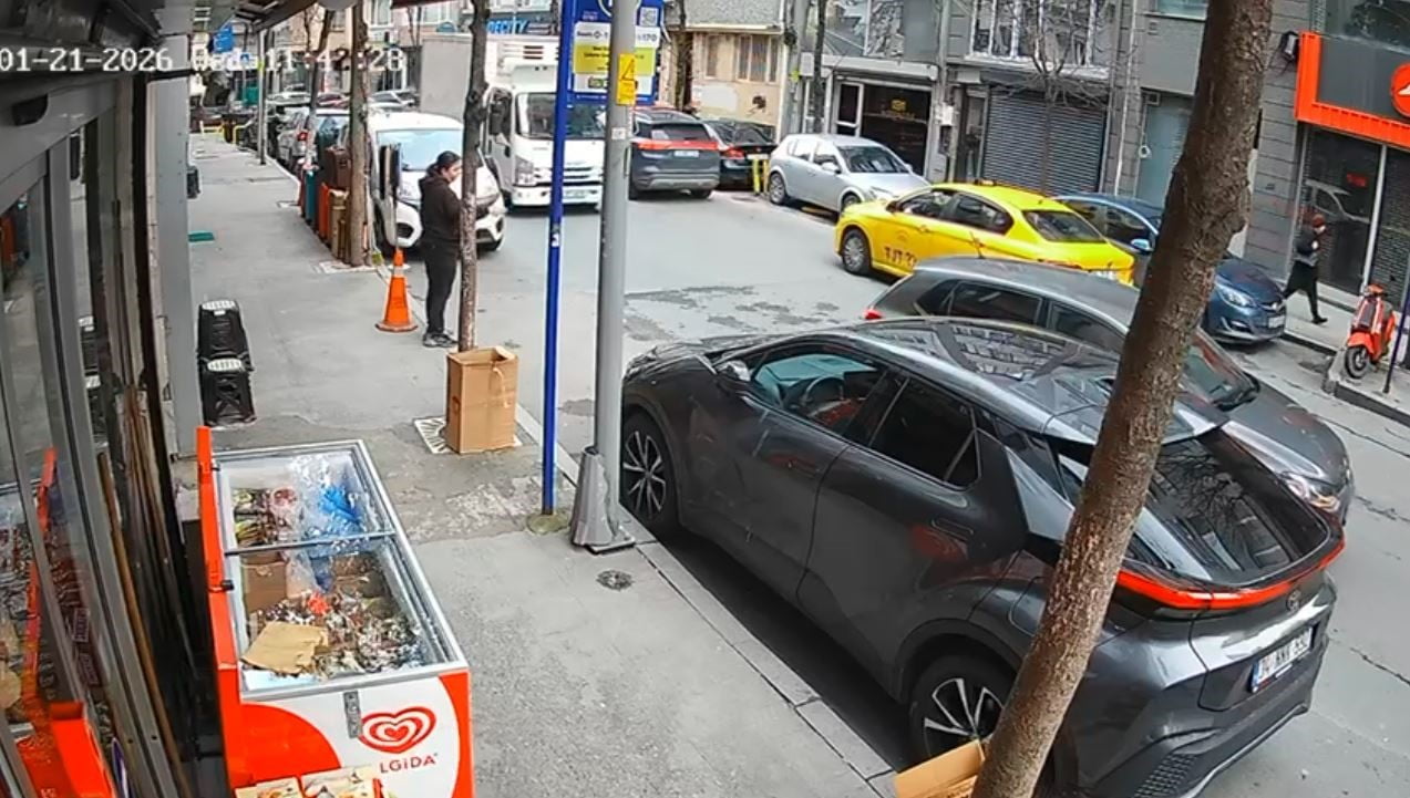 ARACIN GERİ MANEVRA YAPARAK DÜKKANA DALMASI (GÜVENLİK KAMERASI)