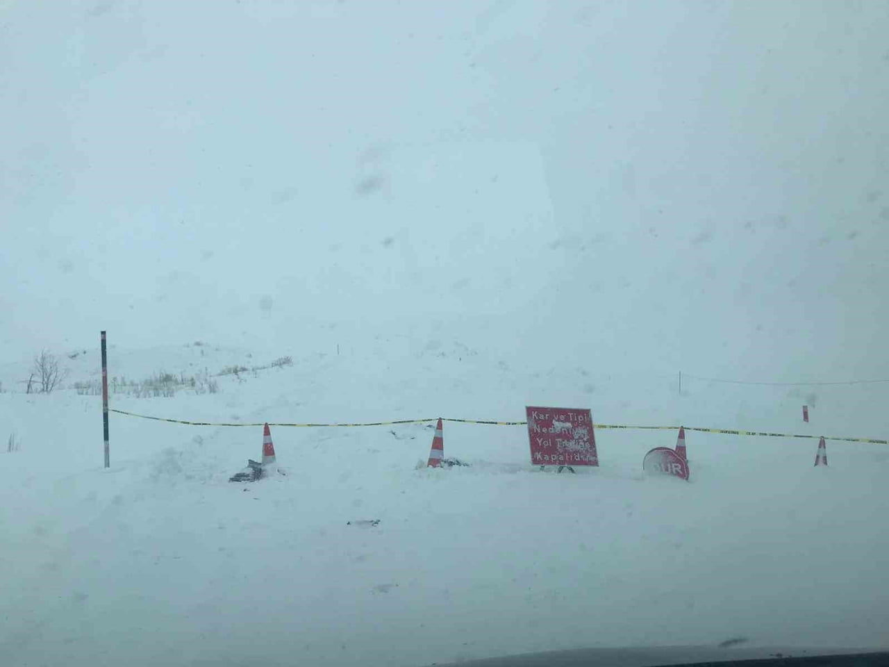 ARDAHAN'DA KAR YAĞIŞI VE TİPİ NEDENİYLE 60 KÖY YOLU İLE 2550 RAKIMLI ILGAR DAĞI GEÇİDİ İLE...