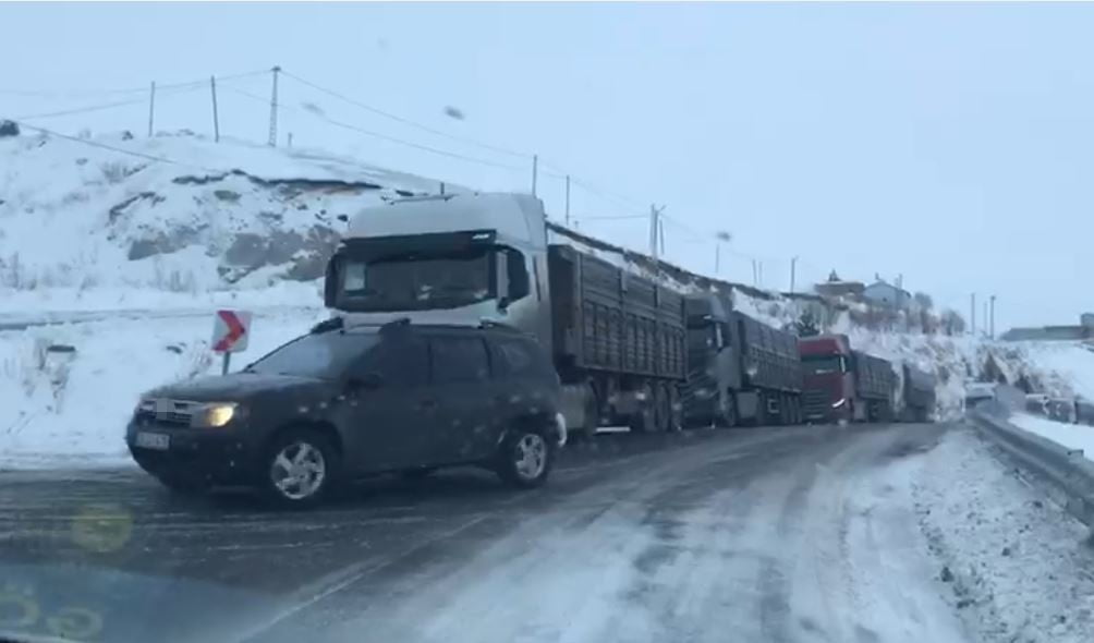 ARDAHAN'DA KAR YAĞIŞI VE TİPİ ULAŞIMDA AKSAMALARA NEDEN OLDU. 2 BİN 550 METRE RAKIMLI ILGAR DAĞI...