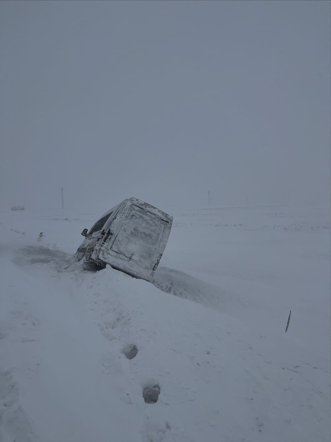 ARDAHAN'DA KARA SAPLANAN MİNİBÜSTEKİ YOLCULARI JANDARMA KURTARDI. (OLGUN YILDIZ/ARDAHAN-İHA)