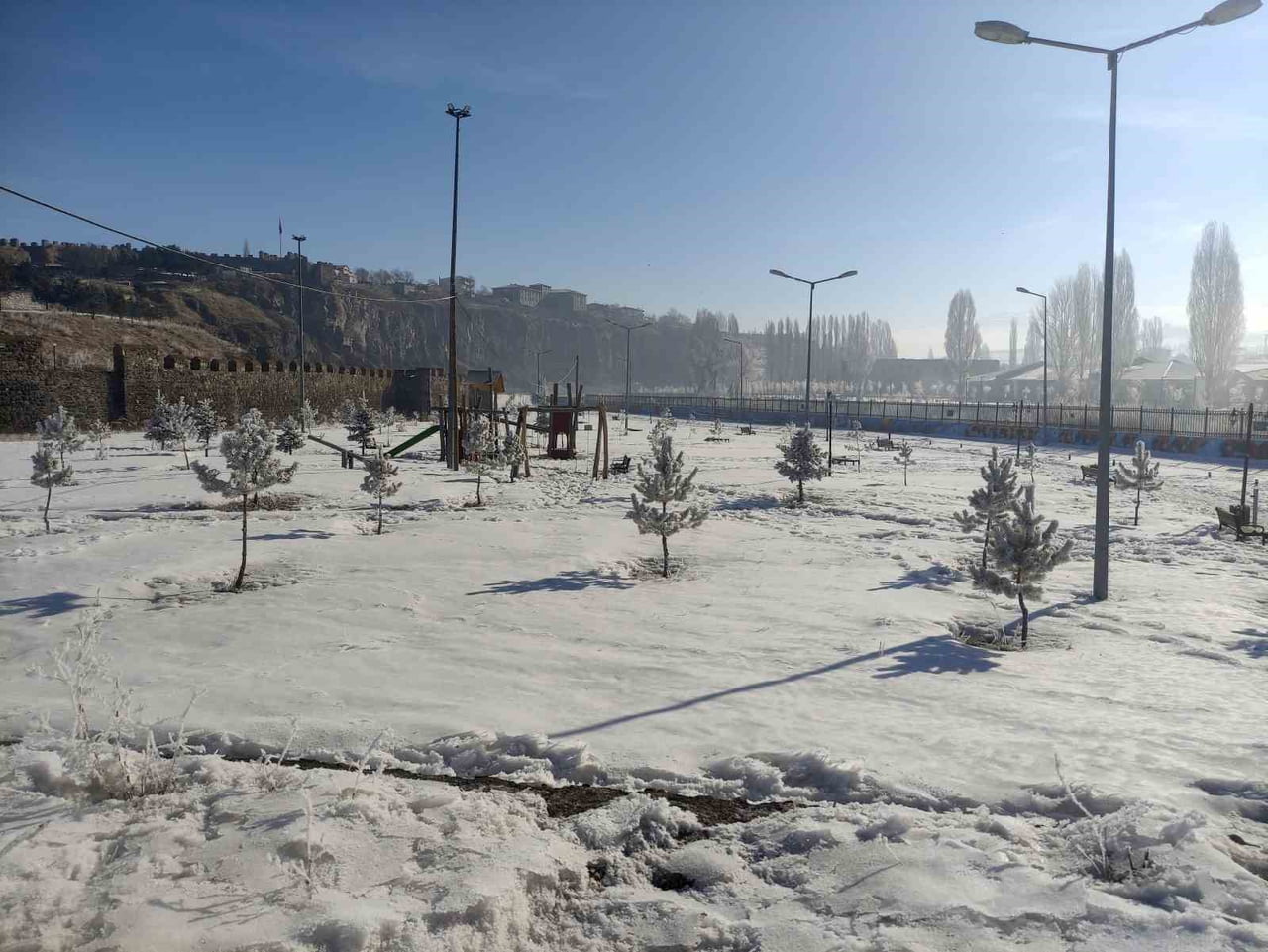 ARDAHAN'DA SOĞUK HAVA NEDENİYLE ARAÇLARI KIRAĞI TUTARKEN, HAYAT DURMA NOKTASINA GELDİ