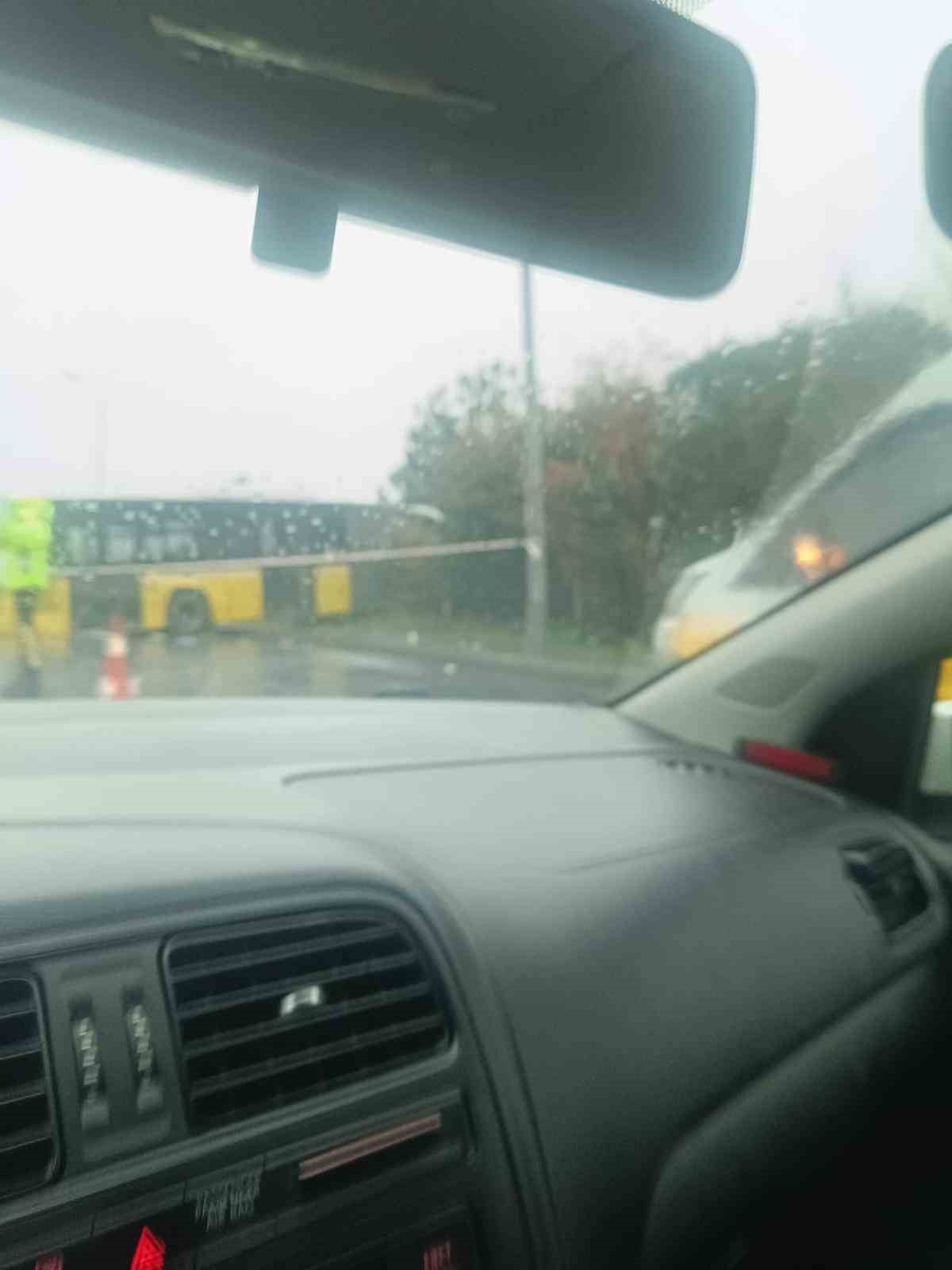 ARNAVUTKÖY'DE İÇİNDE YOLCULARIN BULUNDUĞU İETT OTOBÜSÜ, İDDİAYA GÖRE FRENİN BOŞALMASI SONUCU YOLDA...