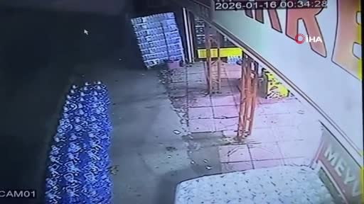 Arnavutköy'de kontrolden çıkan minibüs markete böyle daldı