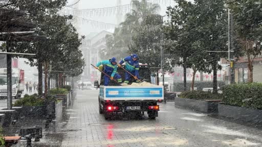 Arnavutköy'de tuzlama çalışmaları