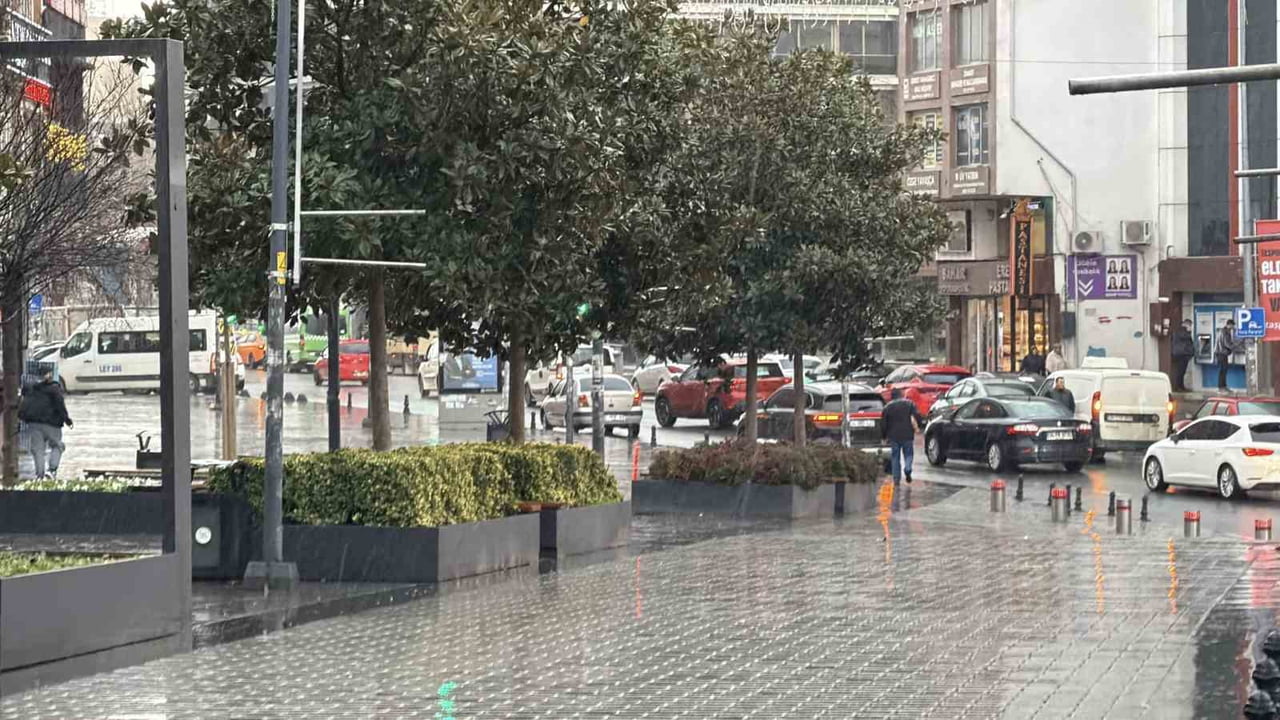 ARNAVUTKÖY’DE BAŞLAYAN YAĞMURDAN GÖRÜNTÜLER VE RÜZGARLA BİRLİKTE ISLANAN CADDE VE...