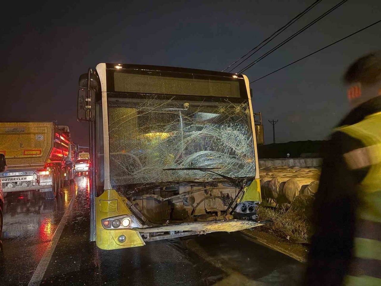 ARNAVUTKÖY’DE YAĞMUR NEDENİYLE KAYGANLAŞAN YOLDA İETT OTOBÜSÜ İLE HAFİF TİCARİ ARACIN ÇARPIŞTIĞI...
