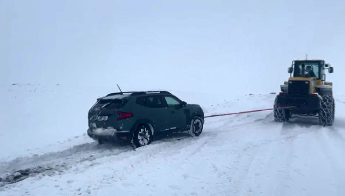 ARPAÇAY VE BOĞATEPE'DE ARAÇLAR MAHSUR KALDI