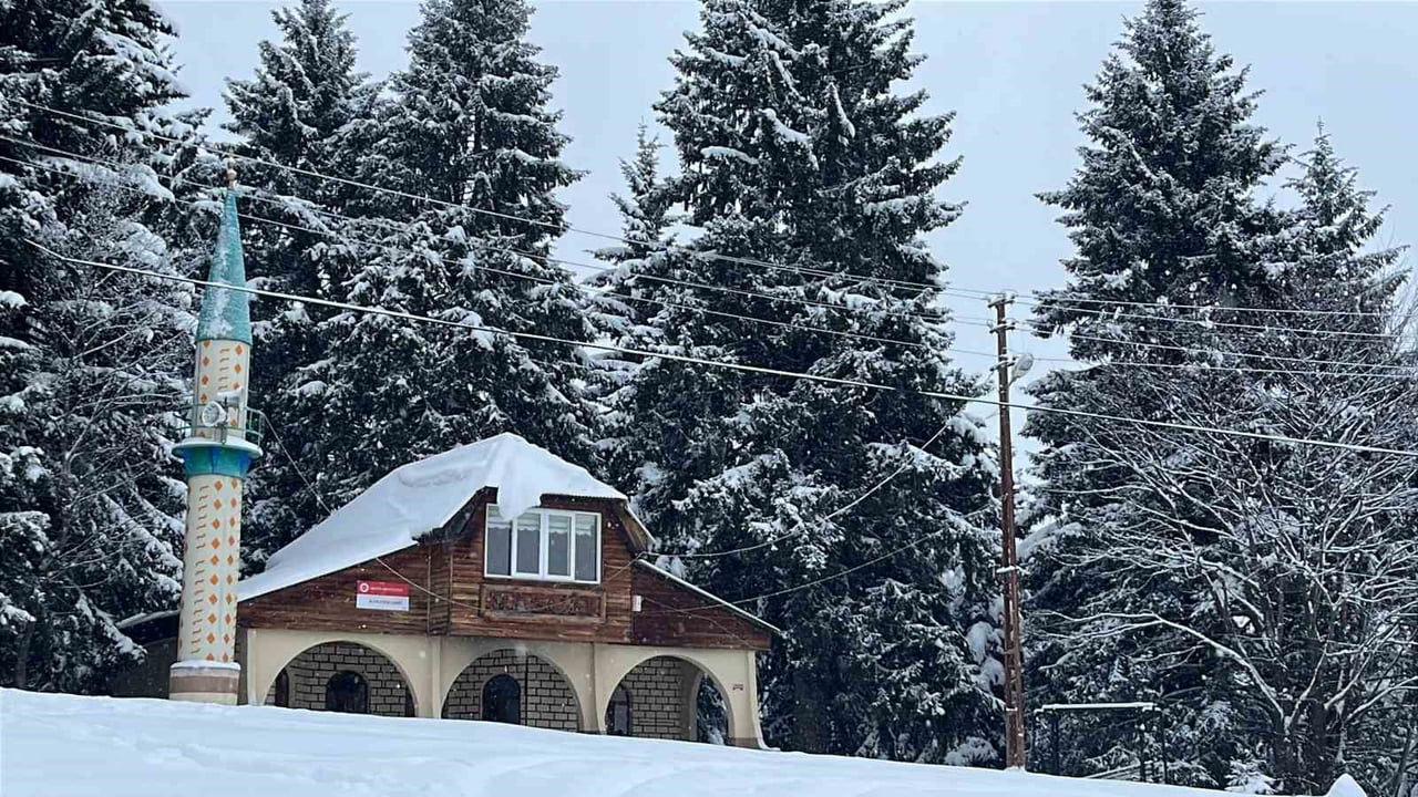 ARTVİN'DE ETKİLİ OLAN KAR YAĞIŞI ÜNLÜ KAFKASÖR YAYLASINI BEYAZA BÜRÜDÜ. YAZ AYLARINDA DOLUP TAŞAN...