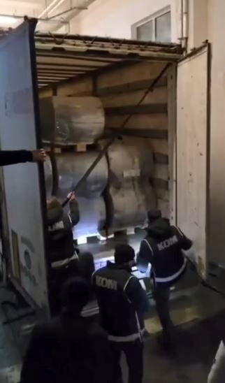 ARTVİN'DE POLİS EKİPLERİNCE DÜZENLENEN OPERASYONDA, BİR TIRDA ARALARINDA ARANAN ŞAHISLARIN DA...