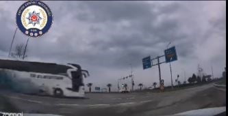 ARTVİN’DE KIRMIZI IŞIK İHLALİ YAPAN OTOBÜS İLE DRİFT YAPAN SÜRÜCÜYE TOPLAM 60 BİN TL’Yİ AŞKIN PARA...