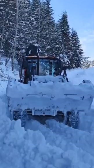 ARTVİN GENELİNDE ETKİSİNİ SÜRDÜREN KAR YAĞIŞI NEDENİYLE 130 KÖY YOLUNDA ULAŞIM...