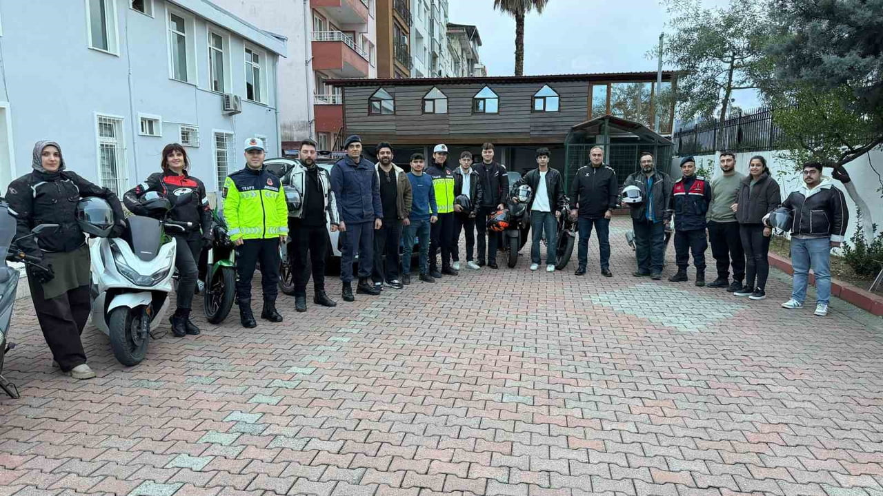 ARTVİN HOPA’DA JANDARMA EKİPLERİ TARAFINDAN DÜZENLENEN SEMİNERDE MOTOSİKLET SÜRÜCÜLERİNE HIZ, KASK...