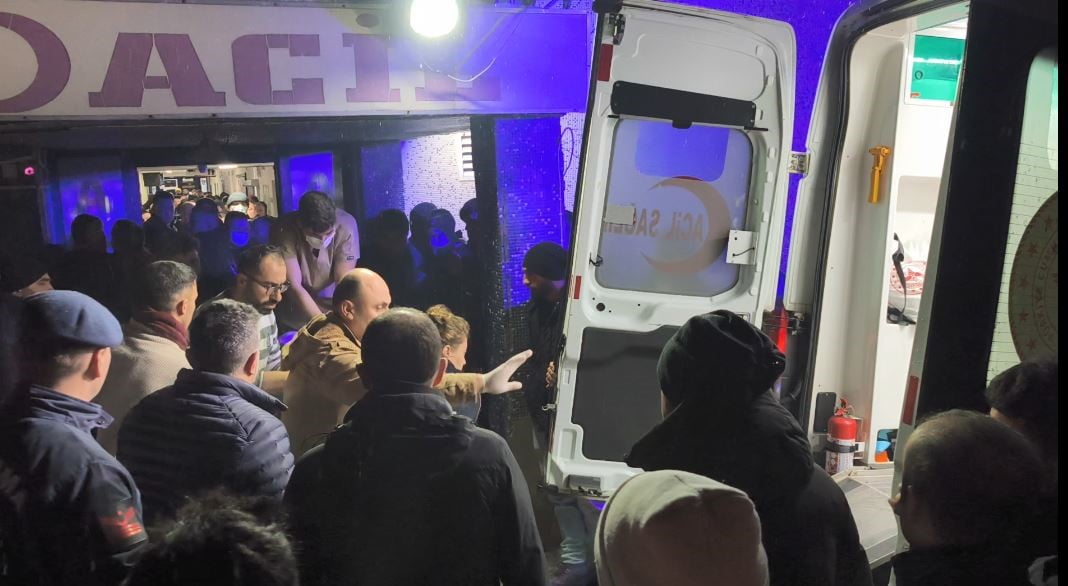 ARTVİN’İN ARDANUÇ İLÇESİNDE UÇURUMA YUVARLANAN ARAÇTA AĞIR YARALANAN SÜRÜCÜNÜN KALBİ DURUNCA...