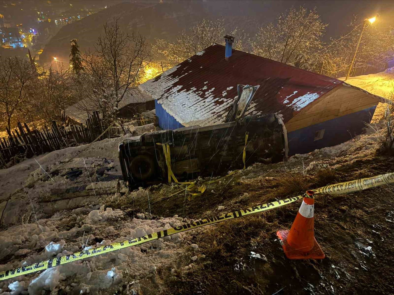 ARTVİN’İN ARDANUÇ İLÇESİNDE UÇURUMA YUVARLANAN ARAÇTA AĞIR YARALANAN VE KALBİ DURDUKTAN SONRA...