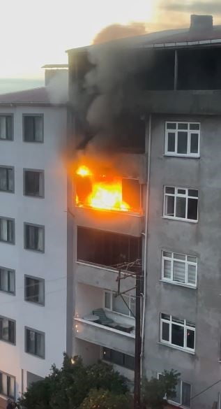 ARTVİN’İN ARHAVİ İLÇESİNDE 5 KATLI BİR APARTMANIN ÜÇÜNCÜ KATINDAKİ DAİREDE ÇIKAN YANGIN PANİĞE...