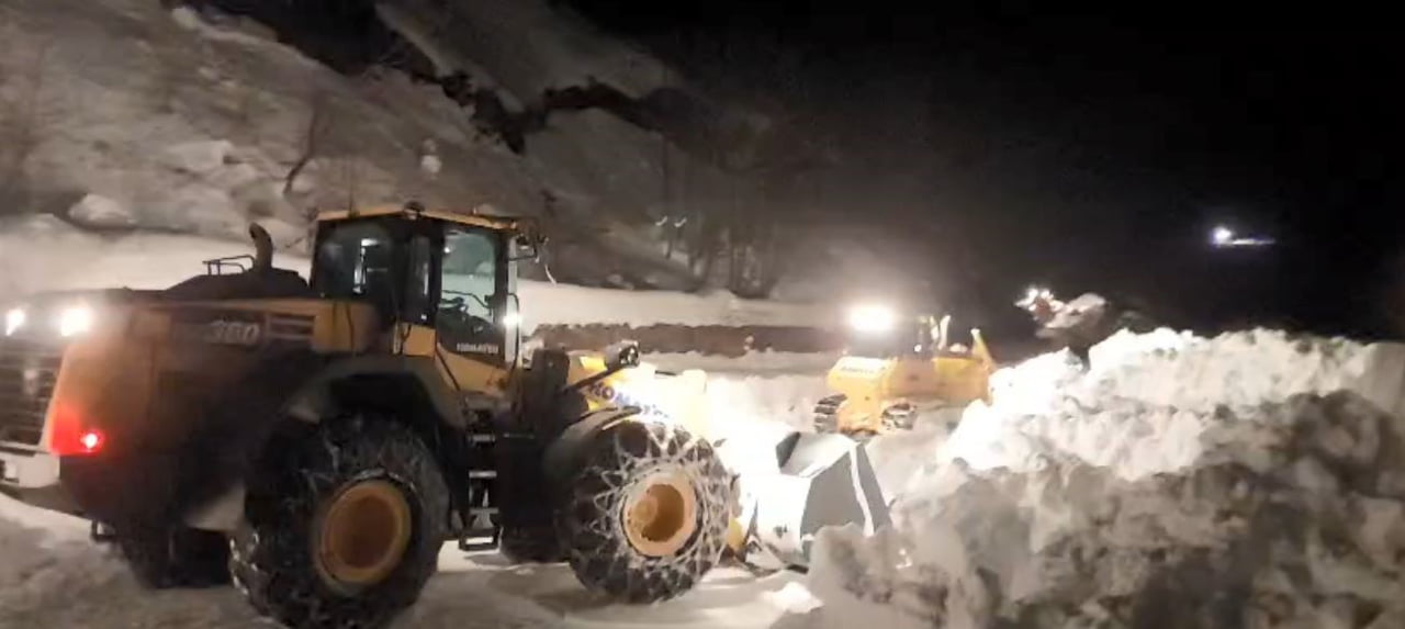 ARTVİN’İN BORÇKA İLÇESİNDE, YOĞUN KAR YAĞIŞI NEDENİYLE ULAŞIMA KAPANAN VE 6 KÖY YOLUNUN...